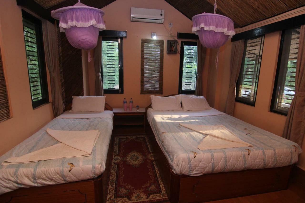 Готель Chitwan Tiger Camp Саураха Екстер'єр фото
